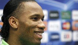 Drogba za hrbtom oponašal novinarko (video)