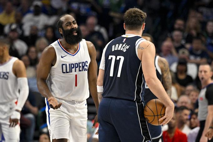 James Harden je podobno kot na prvi tekmi v napadu zasenčil Luko Dončića. Za trojke je metal kar 4/5, v zadnji četrtini pa izkoriščal izkušnje in po prodorih prihajal do številnih košev za dve točki. | Foto: Reuters