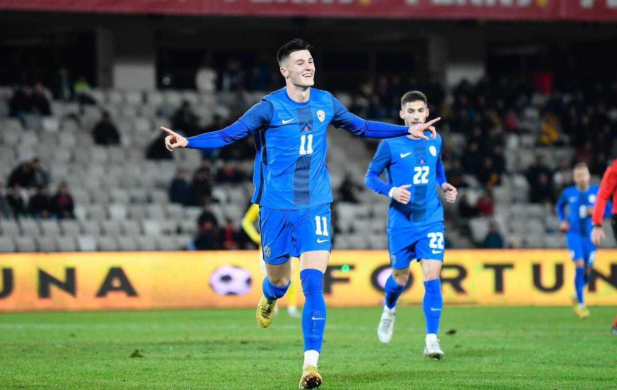 Slovenija : Romunija slovenska nogometna reprezentanca Benjamin Šeško | Benjamin Šeško je Slovenijo v Romuniji popeljal v vodstvo in se vpisal med strelce že na četrti zaporedni reprezentančni tekmi. | Foto Guliverimage