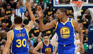 Golden State pometel še s tretjim in postavil nov rekord lige NBA #video