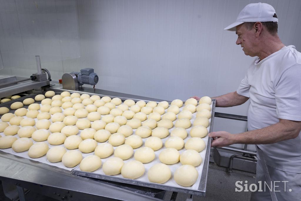 Obisk pekarne Spar. Pustni Krofi, kruh, pekarna, torta, sladica.