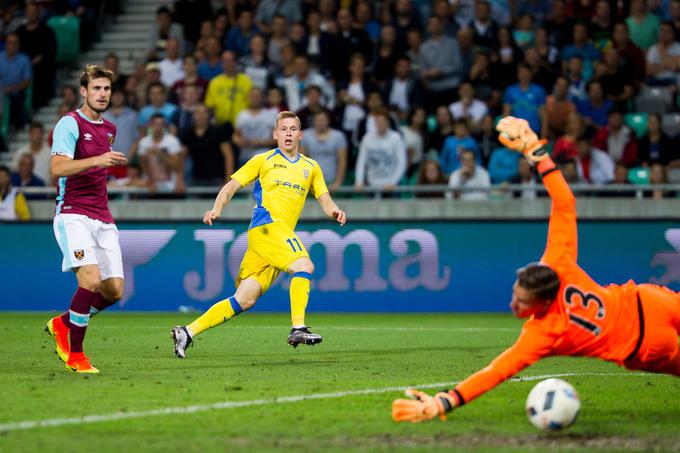 Črnicev trenutek kariere. Dva gola na evropski tekmi v mreži angleškega West Ham Uniteda. | Foto: Vid Ponikvar