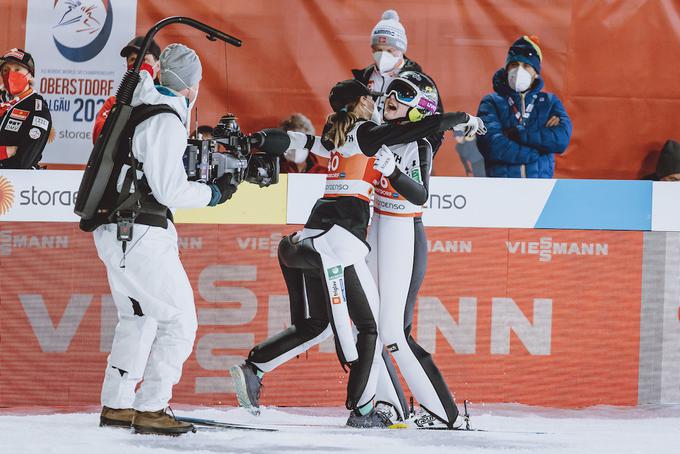 Razveselila se je veselih obrazov reprezentančnih kolegic, s katerimi bo v petek napadala novo medaljo na ekipni preizkušnji. | Foto: Sportida