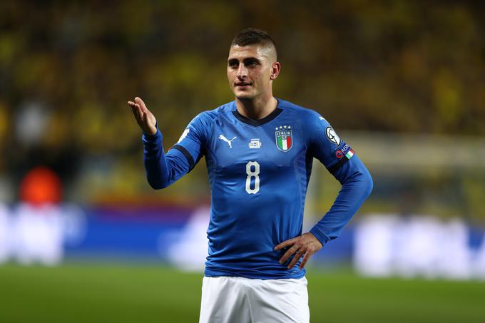 Tukaj je nov Italijan Marco Verratti. Bil je velika želja Barcelone, a ga je PSG malce na silo zadržal v svojih vrstah. Kako tudi ne, gre za centralnega vezista, ki bi si ga v svojih vrstah želel vsak evropski velikan. Zvezdnik PSG pa ni mogel preprečiti katastrofe Italije in tako kot njegovi reprezentančni kolegi ostal brez nastopa v Rusiji. Mladi Italijan je na nogometni tržnici vreden kar 60 milijonov evrov.  | Foto: Getty Images