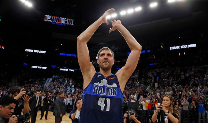 "Ko je Dirk Nowitzky leta 2019 odigral svojo zadnjo tekmo v ligi NBA, sem bil star 32 let, moj brat pa je bil mrtev," je med drugim zapisal Cable. "Zahvaljujoč Dirku sva se z bratom vedno imela o čem pogovarjati." | Foto: Getty Images