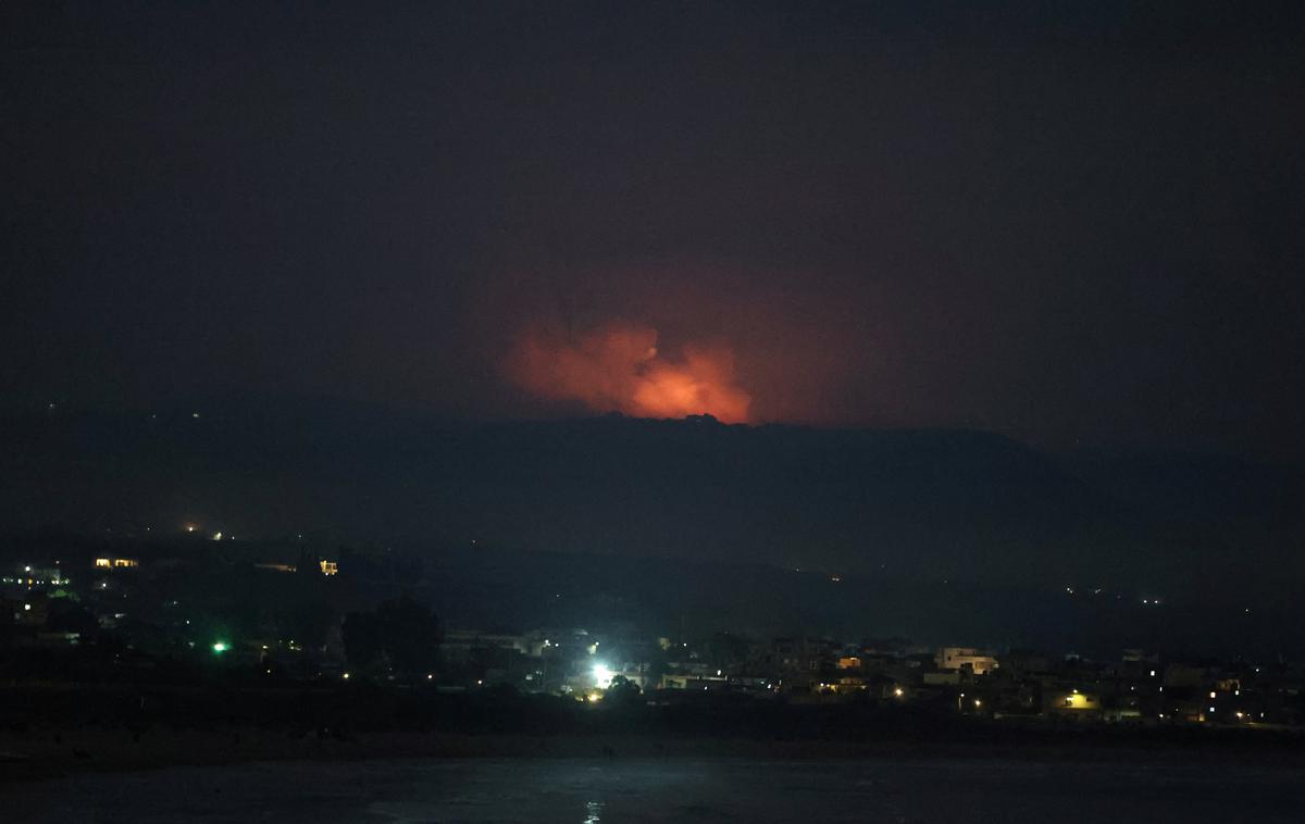 napad na Izrael, Hezbolah, Libanon, dim, ogenj | Med dovoljenji za prodajo orožja Izraelu, ki bodo začasno zamrznjena, so predvsem dovoljenja za komponente za bojna letala, helikopterje in brezpilotne letalnike. Velika Britanija sicer ni ena od večjih izvoznic orožja v Izrael.  | Foto Reuters