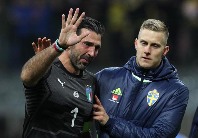 Manjkala bo tudi vratarska legenda Gianlugi Buffon. 39-letni veteran se je hotel od italijanskega dresa posloviti ravno v Rusiji, a so mu načrte v dodatnih kvalifikacijah prekrižali Švedi. Sloviti Gigi je tako v solzah v slovo pomahal hitreje, kot je mislil, a vseeno je za azzurre zbral 175 nastopov in bil leta 2006 tudi svetovni prvak. Buffon je na lestvici 30 pogrešanih najcenejši. Zdaj je vreden le še dva milijona evrov. | Foto: Getty Images