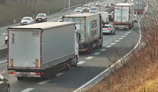 Gneča na mejnih prehodih, na ljubljanski obvoznici danes začeli z deli