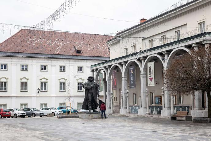 Kranj | Želja občine je, kot so poudarili, ohraniti podobo kulturnega, urejenega in arhitekturno skladnega mesta, ki stopa v korak s časom, zato so v starem mestnem jedru poslikave prepovedane. | Foto STA/Katja Kodba