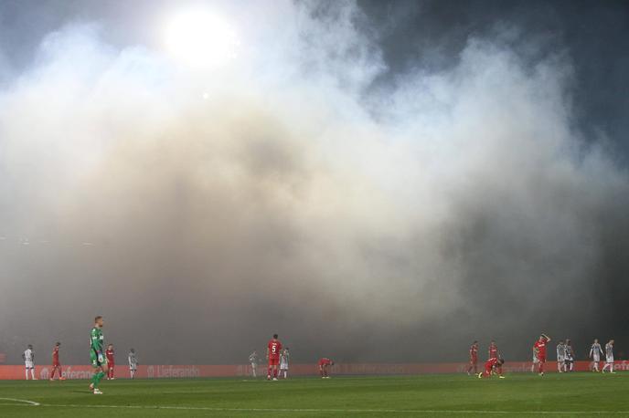 Partizan Köln | Navijači Partizana so zadimili domači stadion in z glasnim navijanjem pomagali svojim ljubljencem. | Foto Guliver Image