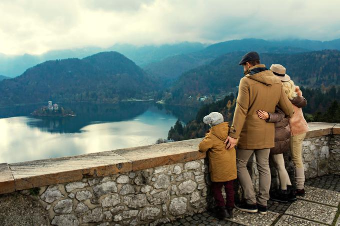 Na strmi pečini nad Blejskim jezerom stoji najstarejši grad na Slovenskem, s katerega se odpira izjemen razgled na jezero in okoliške gore. Na grajskem dvorišču čez leto potekajo številne prireditve, na ogled pa sta tudi grajska tiskarna in zeliščna galerija. Foto: www.slovenia.info/ Dean Duboković  | Foto: 