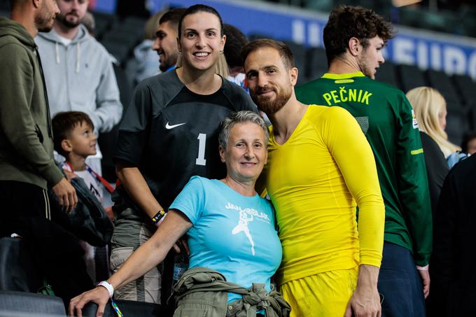 Jan Oblak z mamo Stojanko in sestro Tejo Oblak | Foto: Mediaspeed