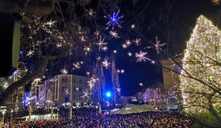 V Ljubljani zagorele praznične lučke #video #foto