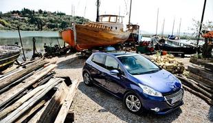 Peugeot 208 zdaj tudi s samodejnim bočnim parkiranjem