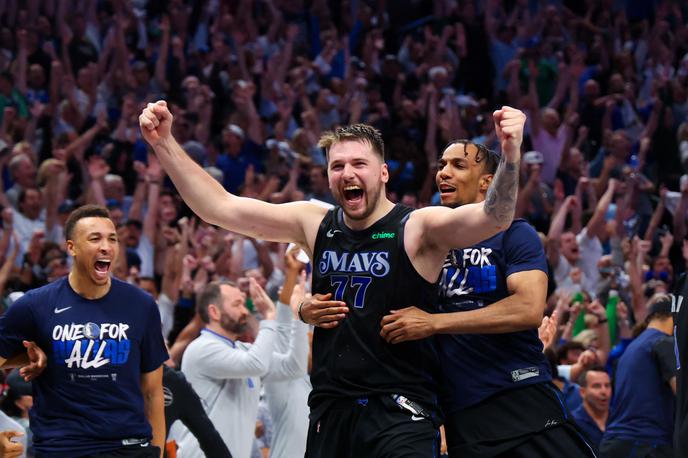 Luka Dončić | Dallas je izkoristil zaključno žogo za konferenčni finale. Po prvem polčasu mu ni kazalo najbolje, a je sledil preobrat, Luka Dončić pa je vpisal že tretji zaporedni trojni dvojček v končnici. | Foto Reuters