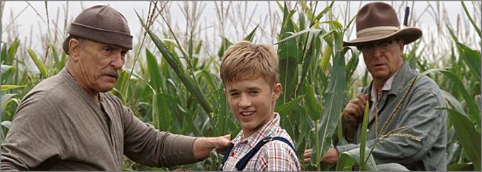 Zgodba o odraščanju sramežljivega dečka (zvezdnik Šestega čuta Haley Joel Osment), ki ga neodgovorna mati med poletnimi počitnicami pošlje na farmo njegovih bogatih in ekscentričnih stricev v podobi Michaela Caina in Roberta Duvalla. • V četrtek, 1. 10., ob 16.50 na TV 1000.*

 | Foto: 