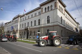 Protestni shod Sindikata kmetov Slovenije. Traktor, kmet, protest.