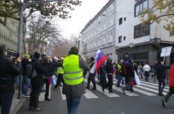 Protestniki v Ljubljani ohromili promet in blokirali vhod v državni zbor #foto