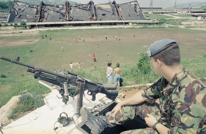 Pogled na uničeno dvorano Zetra, ki je med olimpijskimi igrami gostila tekmovanje v umetnostnem drsanju in hokeju, leta 1994.  | Foto: Guliverimage