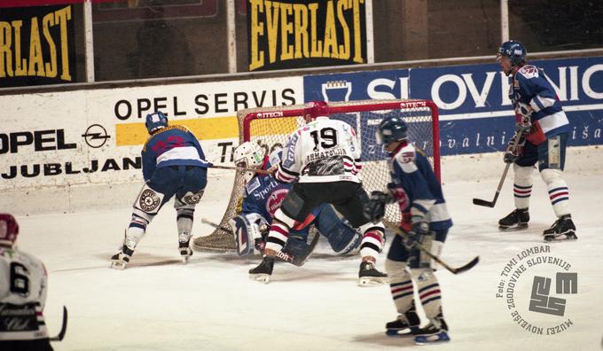 Na Jesenicah je vztrajal do 1998, nato se je preselil k večnemu tekmecu v Ljubljano, pri katerem je leta 2005 pri 45 letih končal igralsko pot. | Foto: Foto: Tomi Lombar, hrani: Muzej novejše zgodovine Slovenije.