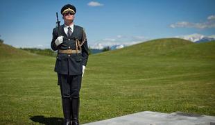 Ob državnem prazniku pred predsedniško palačo častna straža