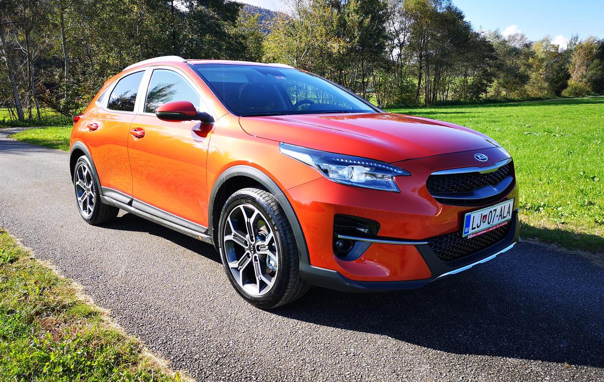 kia xceed | Presenetljivo, toda z novim ceedom si xceed (karoserijsko) deli zgolj sprednja vrata. Novi model je 8,5 centimetra daljši, ohranil je isto medosno razdaljo, občutno je tudi višji.  | Foto Gregor Pavšič