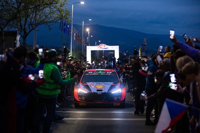 Ceremonialni štart v Zagrebu je vse posadke pričakal s pravim “špalirjem” navdušenih obiskovalcev. | Foto: Hyundai