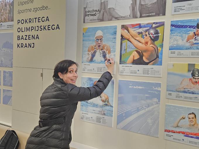 Njena fotografija z največjimi kariernimi uspehi krasi galerijo slavnih na recepciji kranjskega olimpijskega bazena. | Foto: Facebook/Zavod za šport Kranj