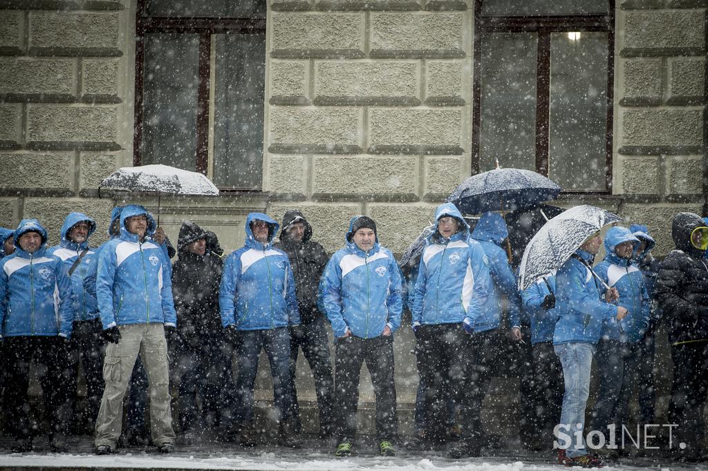 protest policistov pred vlado