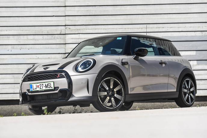 Mini cooper S | Mini cooper S je po vzoru vozil SUV obdan z zaščitnimi plastikami, prav nizko pri tleh pa tudi ni. | Foto Gašper Pirman