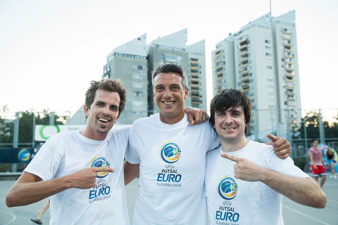 Izkazala sta se tudi novinarja Sportala, ki sta zabila vsak po dva gola. Peter Kastelic (levo) in Uroš Iskra (desno) v družbi ambasadorja futsal Eura 2018, legende slovenskega nogometa Milenka Ačimovića. | Foto: Vid Ponikvar