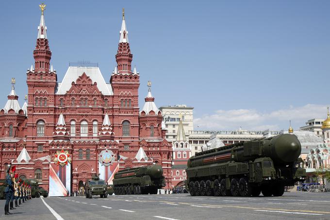 Na Rdečem trgu v Moskvi je vsako leto na dan zmage nad nacistično Nemčijo velika vojaška parada (na fotografiji je parada iz leta 2016). Pavlovski meni, da Putin upa, da bo vojno v Ukrajini končal do 9. maja in da mu jo bo uspelo prikazati kot zmago.  | Foto: Guliverimage/Vladimir Fedorenko