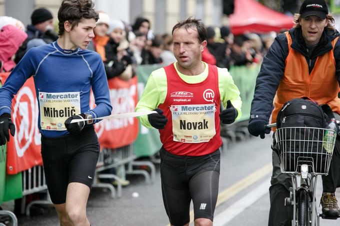 Novak v družbi spremljevalca Luke Miheliča na ljubljanskem maratonu leta 2012, ki ga je zaznamoval sneg. Černilec ga je spremljal na kolesu. | Foto: Guliverimage/Vladimir Fedorenko