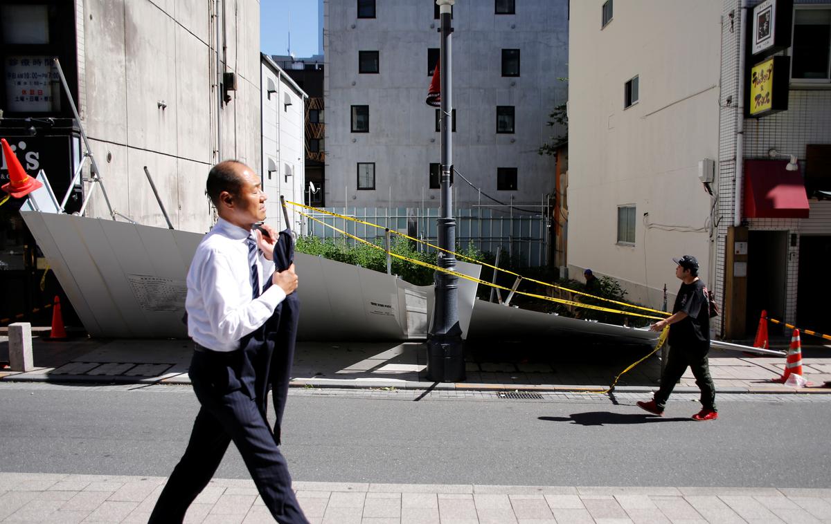 Tokio, tajfun | Zaradi tajfuna je samo v Tokiu brez električne energije ostalo okoli 450 tisoč gospodinjstev. | Foto Reuters