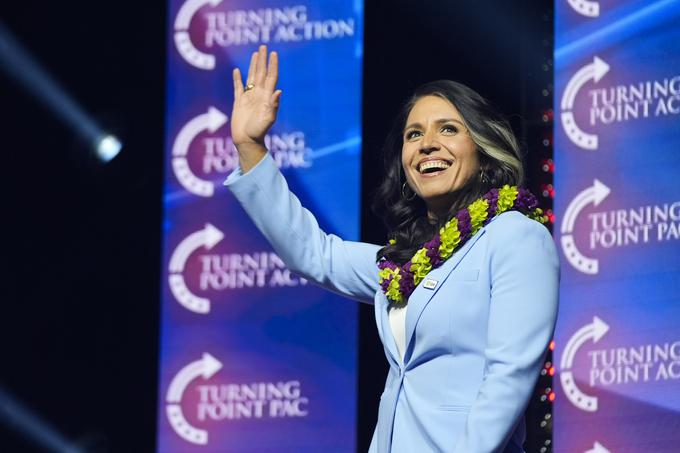 Tulsi Gabbard se je rodila leta 1981 na Ameriški Samoi ter ima evropske in samoanske korenine. Odraščala je na Havajih. Leta 2004 in 2005 je bila vojakinja v Iraku. Službovala je kot članica vojaške zdravstvene enote. Med letoma 2008 in 2009 je bila vojaška policistka v Kuvajtu. Ima čin podpolkovnice. Med letoma 2013 in 2021 je bila demokratska kongresnica v Washingtonu. Leta 2022 je zapustila demokratsko stranko in letos postala republikanka. | Foto: Guliverimage