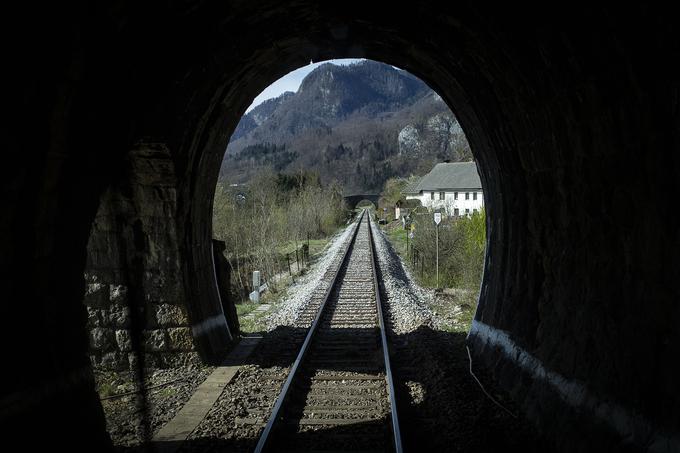 K zahtevnosti gradnje je pripomoglo veliko število predorov, mostov in viaduktov, a bi bila trasa iz Trbiža prek Predela še veliko zahtevnejša, zato so ta predlog opustili. | Foto: Ana Kovač