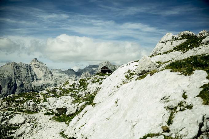 Zasavska koča stoji na razgledni vzpetini nad prevalom Prehodavci. | Foto: Ana Kovač