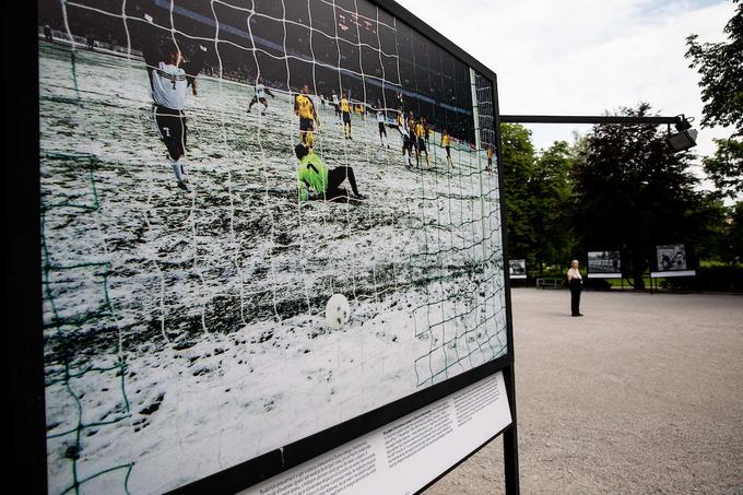 Kijev je bil leta 1999 srečen za slovenski nogomet kar dvakrat. Najprej se je 14. septembra na Olimpijskem stadionu v ukrajinskem glavnem mestu veselil NK Maribor, dobra dva meseca pozneje, znamenitega 17. novembra 1999, pa še slovenska nogometna reprezentanca. To je bil eden izmed najbolj čarobnih trenutkov slovenskega nogometa. Katančeva četa je na povratni tekmi v snežnih razmerah in hudem mrazu ubranila prednost iz Ljubljane (2:1, zmagovalca je odločil nepozaben lob s sredine igrišče Milenka Ačimovića) ter se prvič v kratki zgodovini samostojne Slovenije uvrstila na veliko tekmovanje. Slovenijo je kljub pristranskem sojenju Nemca Bernda Heynemanna na Euro 2000 popeljal Miran Pavlin. Izenačil je na 1:1 in poskrbel za zimsko pravljico, po kateri je selektor Srečko Katanec ''pohitel'' s čestitkami in navdušeni Sloveniji voščil vesel božič. Solze sreče so na nepozabnem ''spontanem'' sprejemu po vrnitvi na letališču Brnik tekle v potokih, to je bil podvig, ki je v nogometnem svetu še kako odmeval! | Foto: Vid Ponikvar