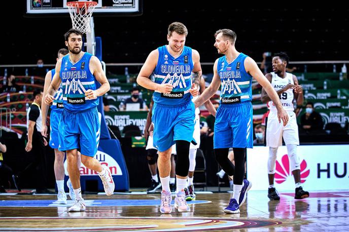 Slovenija : Angola, Luka Dončić, Mike Tobey | Slovenci so za uvod ugnali Angolo. | Foto FIBA