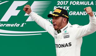 Hamilton slavil v Silverstonu, smola Vettla