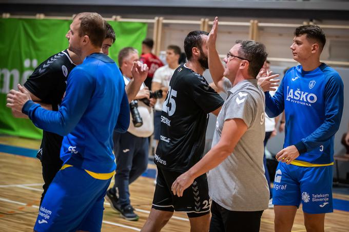 "Menim, da smo si lovoriko, ki nam je manjkala, prislužili z borbo. Veseli in ponosni smo na vse. Zdaj so naše misli že usmerjene na prvi krog lige NLB," je povedal trener Zoran Jovičić. | Foto: Blaž Weindorfer/Sportida