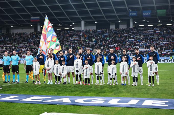 Več kot 15 tisoč gledalcev, ki se je v četrtek zbralo v Stožicah, je spremljalo zgodovinski poraz Slovenije. Prvič je v Stožicah prejela štiri zadetke, to pa se ji je zgodilo prvič tudi na domačih tekmah, ki se igrajo za točke. | Foto: Aleš Fevžer