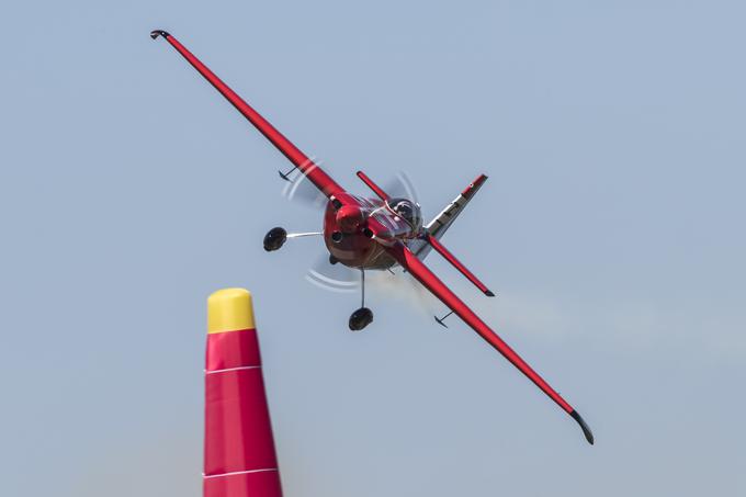 Podlušnkovo letalo edge 540 V2 je prava letalska specialka za dirke Red Bull Air Race. Posebnost slovenskega letala so tako imenovani "winglets" na koncu kril, ki so obrnjeni navzdol, ne navzgor. | Foto: Red Bull