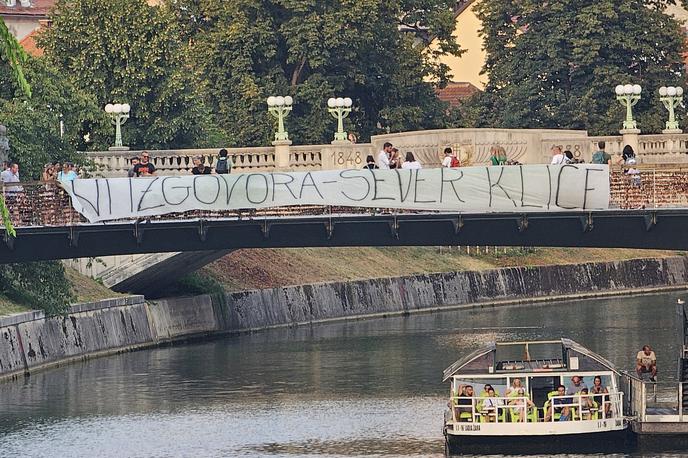 Green Dragons Ljubljana | "Ni izgovora – sever kliče," piše na transparentu, ki v teh dneh visi v središču Ljubljane. | Foto Green Dragons