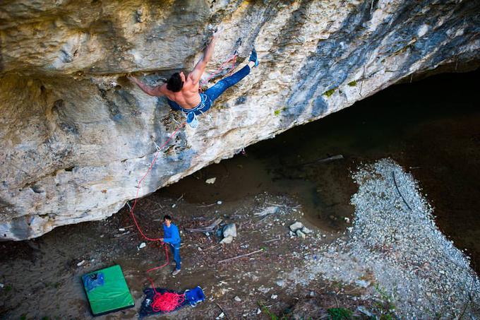 Kruder v Tevčah pri Laškem na balvanu Sopota, ki ga ocenjuje kot enega najtežjih v Sloveniji, če ne celo na svetu. | Foto: Luka Tambaca