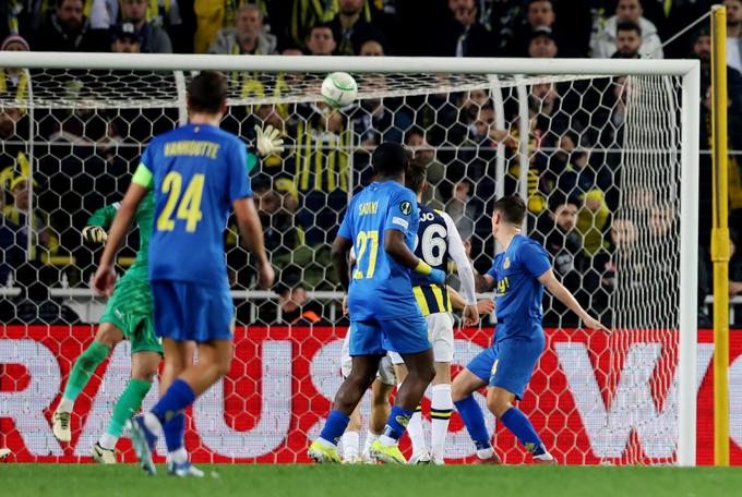 Fenerbahče, pri katerem je Zajc igral od 62. minute, je levji delež posla opravil že v Belgiji, ko je zmagal s 3:0. Tako so si Turki lahko privoščili poraz, ki jim ga je prizadejal zadetek Mathiasa Rasmussena iz 68. minute. | Foto: Reuters