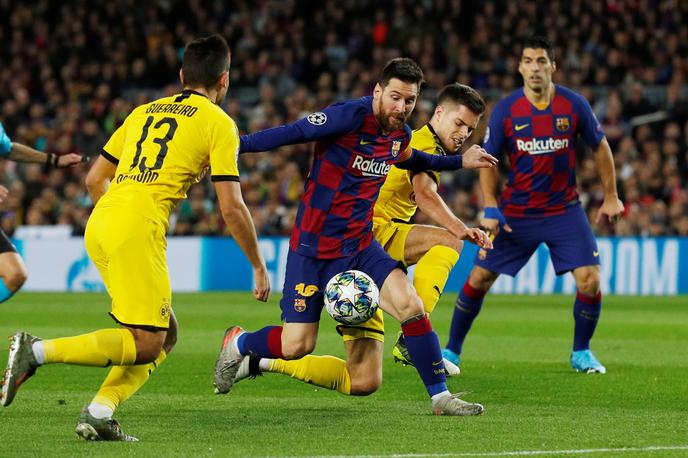 Julian Weigl vs Lionel Messi | Julian Weigl v spopadu z Lionelom Messijem. | Foto Reuters