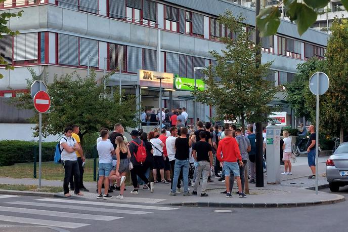 Čakalna vrsta za cepljenje pred zdravstvenim domom Metelkova. | Ker se izpolnjevanje pogoja PCT v sredo širi na več dejavnosti, se zanimanje za cepljenje proti covidu-19 povečuje.  | Foto Bojan Puhek