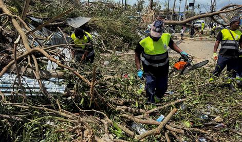 Število žrtev ciklona Chido na otočju Mayotte narašča #video #foto