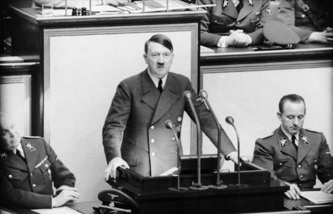 Adolf Hitler je bil oportunistični proticepilec. Politično se je okoristil s prepričanji nemških nasprotnikov cepljenja, ki mu je takrat, ko je bilo to potrebno, tudi javno nasprotoval - predvsem za širjenje proticepilske propagande med pripadniki etničnih skupin, ki so jih nacisti želeli zdesetkati tudi s pomočjo nalezljivih bolezni. Znotraj nacionalsocialistične stranke so cepljenje sicer podpirali, a le za "čistokrvne" Nemce.  | Foto: Thomas Hilmes/Wikimedia Commons